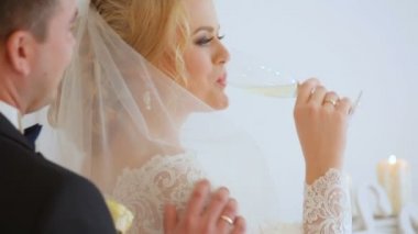 Gelin ve damat Studio şampanya ile şömine yakınındaki fotoğrafçı için poz