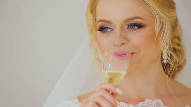 Bruid en bruidegom poseren voor de fotograaf in de studio in de buurt van open haard met champagne — Stockvideo