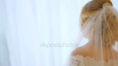 Gelin pencereye gider ve perde itti