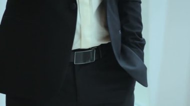 Yakışıklı işadamı konuşmak telefon