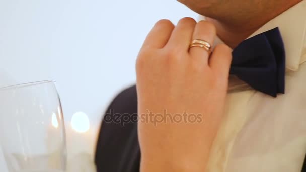 Наречена і наречений позують фотографу в студії біля каміна з шампанським — стокове відео