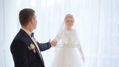 Aşık genç çift dans stüdyosu öğrenme.