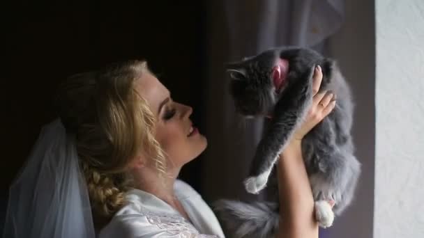 Young beautiful woman tries to kiss a cat — Stock Video