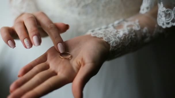 Chica con hermoso esmalte de uñas con un anillo de diamantes en su dedo — Vídeo de stock