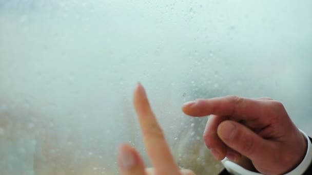 Herz auf verschwitztem Glas mit stilisiertem Finger — Stockvideo