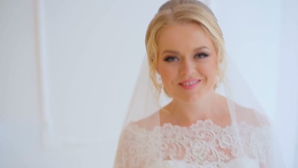 La sposa va alla finestra e ha spinto il sipario — Video Stock