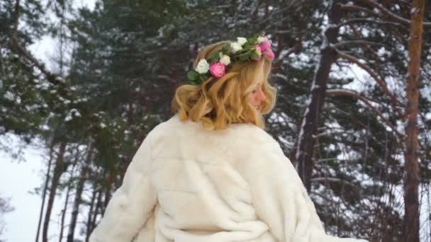 긴 드레스에 은색 신발 슬로우 모션에서 겨울 화창한 날에 걷는 여자 — 비디오