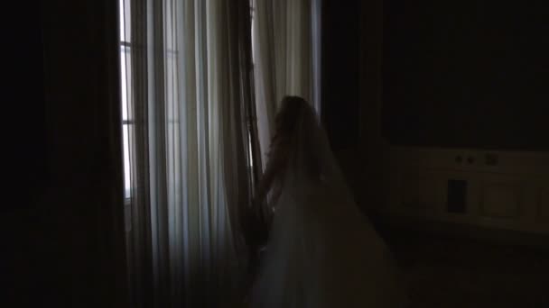 Жінка швидко викидає штори і відкриває вікно, повільний рух — стокове відео