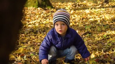 Ağır çekim şok bir çocuk orman gülmek sonbaharda öldürdü.