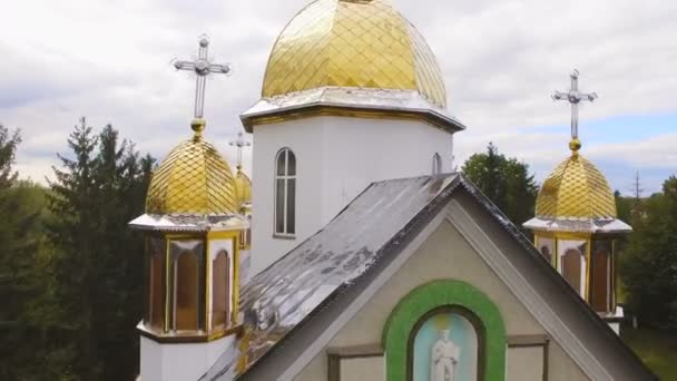 Εναέριο κηφήνα θέα εξοχή μια εκκλησία 4k — Αρχείο Βίντεο