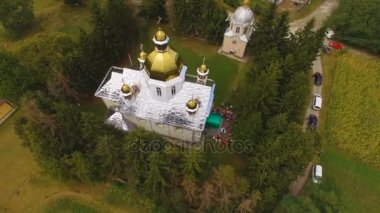 Hava dron görünümü bir kırsal kilise 4k