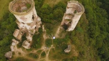 Çift kale kuleleri kalıntıları ile yürüme. 4 k çekim anteni