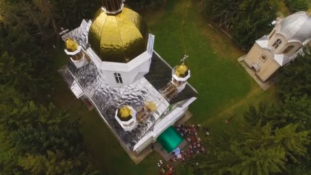 Vue aérienne par drone d'une église de campagne 4k — Video