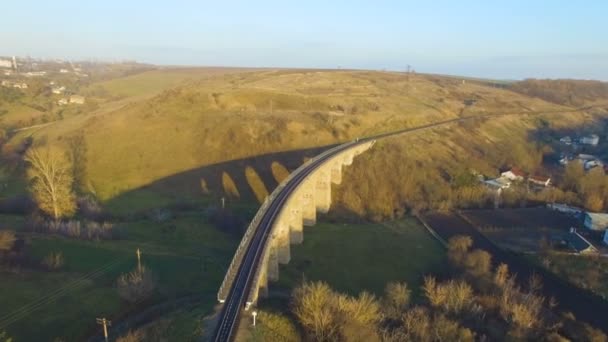 Tiro aéreo da ponte ferroviária de pedra no por do sol com sombra interessante 4k — Vídeo de Stock