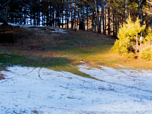 Första snöfall i Fontecerro Rieti Italien — Stockfoto