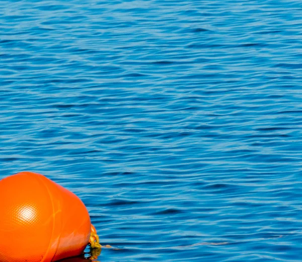 ボルセーナ ヴィテルボ湖のブイと青い水 — ストック写真