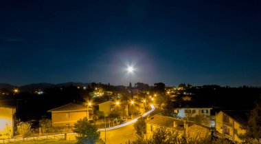 Forano Rieti İtalya'nın gece görünümü