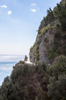 Positano, Campania, İtalya 12 Şubat 2017 sayısı kayalıklarla Amalfi Coast Positano için