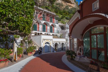 Positano'daki Merkezi renkli sokakları