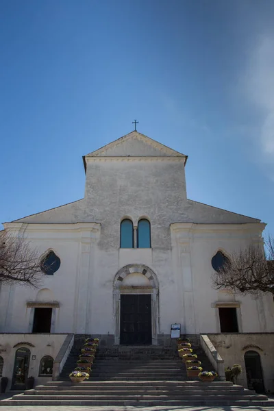 Facciata della chiesa principale di Ravello — Foto Stock