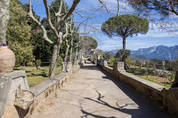 Villada büyük yürüyüş