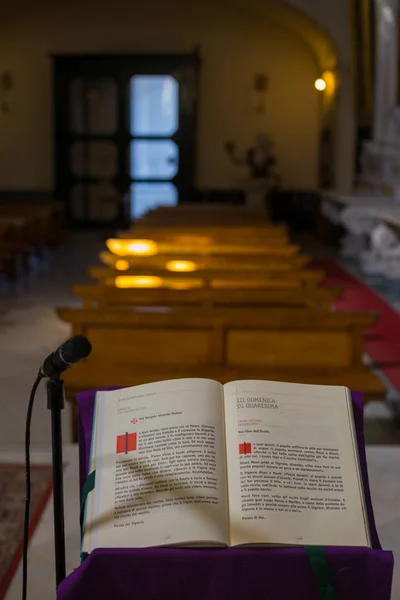 ラヴェッロの教会で神聖な書見台. — ストック写真