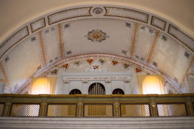 Kilisenin içinde müzikal organ