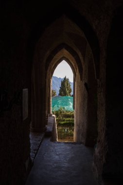 Ravello, Campania, İtalya 12 Mart 2017. villa Cimbrone iç dış abağlayan koridor. Pasaj küçük kemerli yay varlığı ile süslenmiştir.