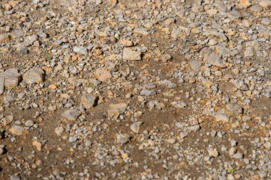 Çakıl taşları yere koydu