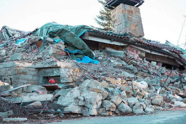 Amatör, Lazio, İtalya 24 Ağustos 2016. Deprem merkezi İtalya richter ölçeğine göre büyüklüğü 6,5 ölçekli. Yıkıcı gücünü.