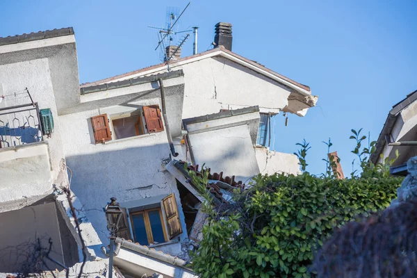 Amatör, Lazio, İtalya 24 Ağustos 2016. Deprem merkezi İtalya richter ölçeğine göre büyüklüğü 6,5 ölçekli. Yıkıcı gücünü.