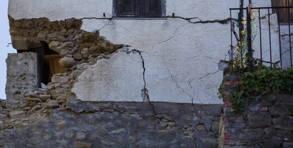 Amatör, Lazio, İtalya 24 Ağustos 2016. Deprem merkezi İtalya richter ölçeğine göre büyüklüğü 6,5 ölçekli. Yıkıcı gücünü.