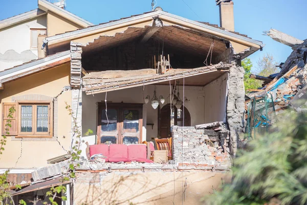 Amatör, Lazio, İtalya 24 Ağustos 2016. Deprem merkezi İtalya richter ölçeğine göre büyüklüğü 6,5 ölçekli. Yıkıcı gücünü.