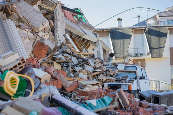 Amatör, Lazio, İtalya 24 Ağustos 2016. Deprem merkezi İtalya richter ölçeğine göre büyüklüğü 6,5 ölçekli. Yıkıcı gücünü.