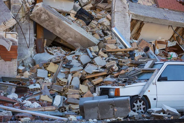 Amatör, Lazio, İtalya 24 Ağustos 2016. Deprem merkezi İtalya richter ölçeğine göre büyüklüğü 6,5 ölçekli. Yıkıcı gücünü.