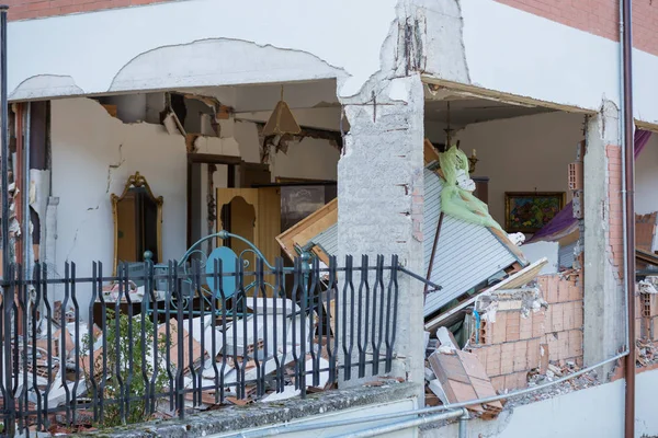 Amatör, Lazio, İtalya 24 Ağustos 2016. Deprem merkezi İtalya richter ölçeğine göre büyüklüğü 6,5 ölçekli. Yıkıcı gücünü.