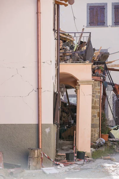 Retrosi, Lazio, İtalya 24 Ağustos 2016. Deprem merkezi İtalya richter ölçeğine göre büyüklüğü 6,5 ölçekli. Yıkıcı gücünü.