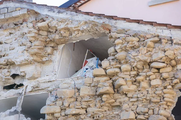 Retrosi, Lazio, İtalya 24 Ağustos 2016. Deprem merkezi İtalya richter ölçeğine göre büyüklüğü 6,5 ölçekli. Yıkıcı gücünü.