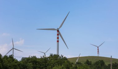 Capracotta, Molise, İtalya 26 Haziran 2017. Rüzgar türbinleri yenilenebilir kaynakları elektrik olmadan kirlilik için