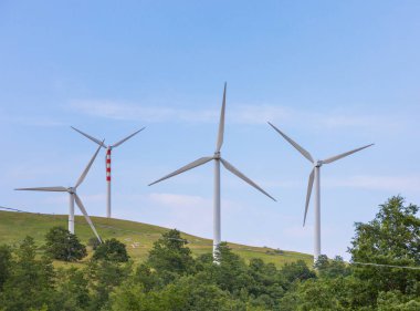 Capracotta, Molise, İtalya 26 Haziran 2017. Rüzgar türbinleri yenilenebilir kaynakları elektrik olmadan kirlilik için