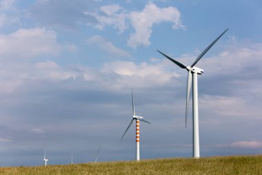 Capracotta, Molise, İtalya 26 Haziran 2017. Rüzgar türbinleri yenilenebilir kaynakları elektrik olmadan kirlilik için