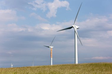 Capracotta, Molise, İtalya 26 Haziran 2017. Rüzgar türbinleri yenilenebilir kaynakları elektrik olmadan kirlilik için