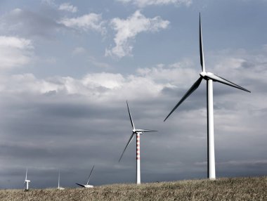 Capracotta, Molise, İtalya 26 Haziran 2017. Rüzgar türbinleri yenilenebilir kaynakları elektrik olmadan kirlilik için