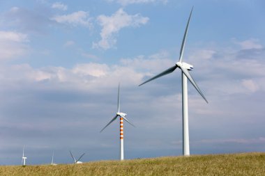 Capracotta, Molise, İtalya 26 Haziran 2017. Rüzgar türbinleri yenilenebilir kaynakları elektrik olmadan kirlilik için