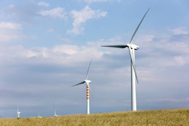 Capracotta, Molise, İtalya 26 Haziran 2017. Rüzgar türbinleri yenilenebilir kaynakları elektrik olmadan kirlilik için