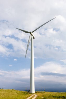 Capracotta, Molise, İtalya 26 Haziran 2017. Rüzgar türbinleri yenilenebilir kaynakları elektrik olmadan kirlilik için