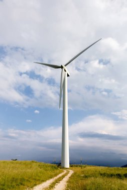 Capracotta, Molise, İtalya 26 Haziran 2017. Rüzgar türbinleri yenilenebilir kaynakları elektrik olmadan kirlilik için