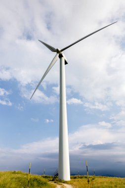Capracotta, Molise, İtalya 26 Haziran 2017. Rüzgar türbinleri yenilenebilir kaynakları elektrik olmadan kirlilik için
