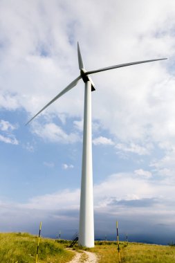 Capracotta, Molise, İtalya 26 Haziran 2017. Rüzgar türbinleri yenilenebilir kaynakları elektrik olmadan kirlilik için