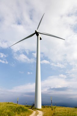 Capracotta, Molise, İtalya 26 Haziran 2017. Rüzgar türbinleri yenilenebilir kaynakları elektrik olmadan kirlilik için